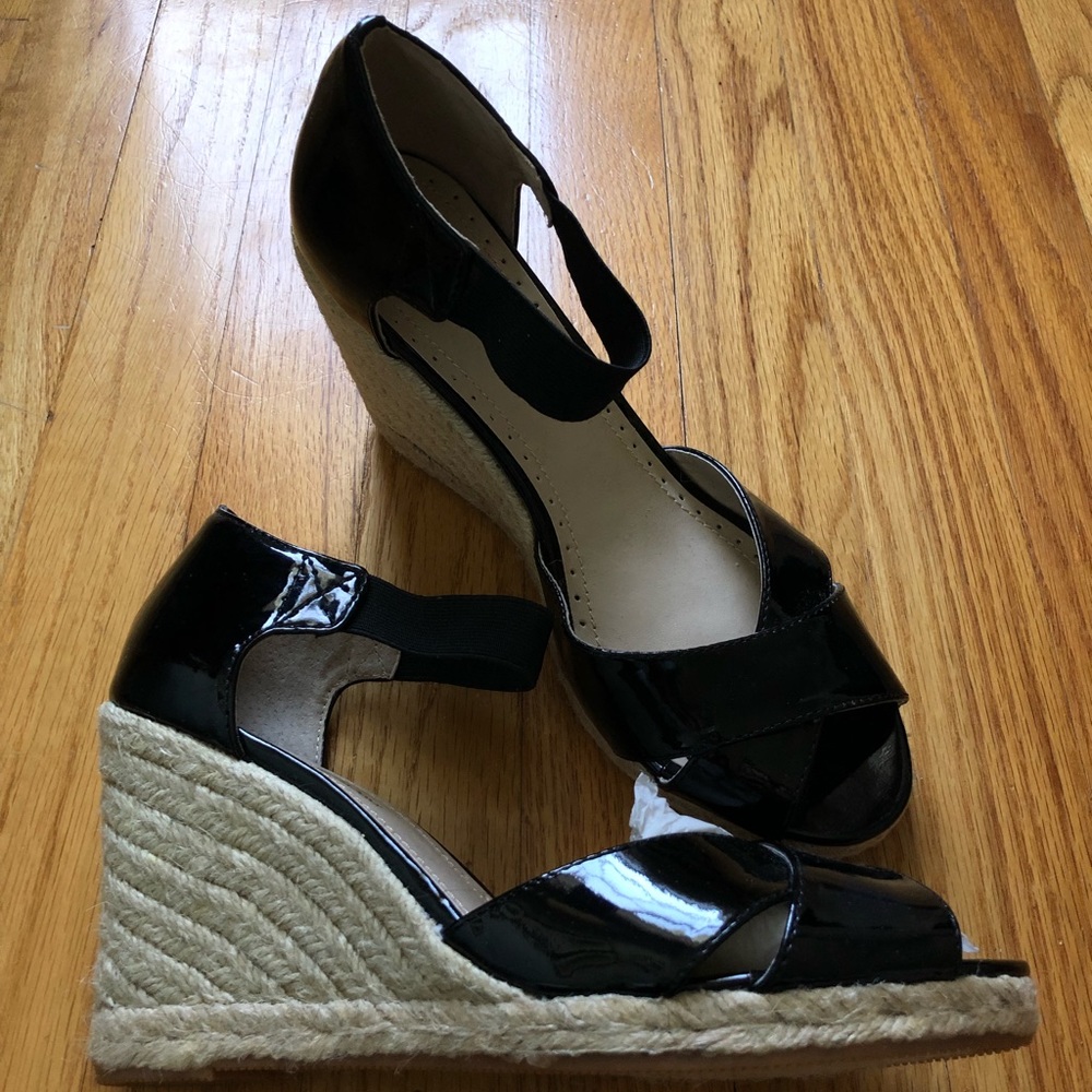 BRAND NEW Adrienne Vittadini Vee Wedge 8.5